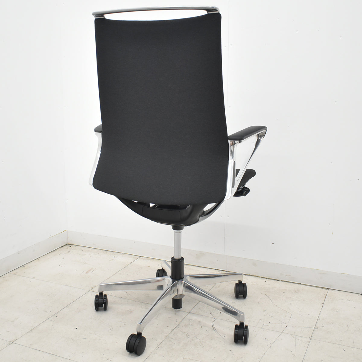 【中古】オカムラ　モードチェア　ハイバック　固定肘　ポリッシュ　ブラック　2026042005【中古オフィス家具】