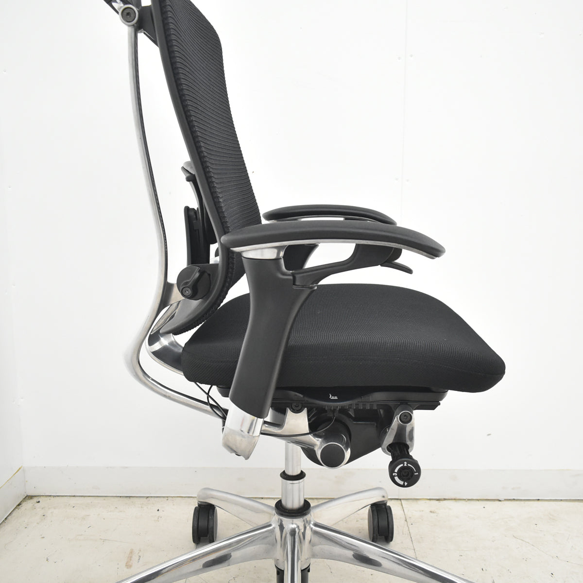 【中古】オカムラ　コンテッサ　可動肘　ランバーサポート　ハンガー　ポリッシュ　ブラック　2026042006【中古オフィス家具】