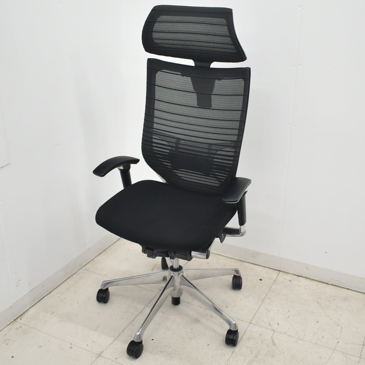 【中古】オカムラ　バロン　エクストラハイバック　可動ヘッドレスト　可動肘（肘パッド新品）グラデーションメッシュ　ランバーサポート　ポリッシュ　ブラック　2026042102【中古オフィス家具】
