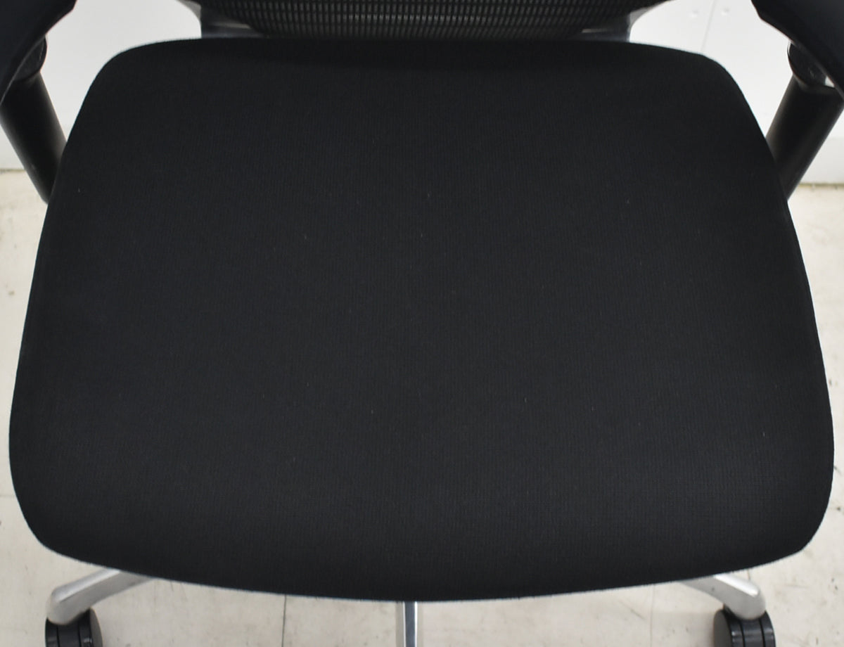 【中古】オカムラ　バロン　エクストラハイバック　可動ヘッドレスト　可動肘（肘パッド新品）グラデーションメッシュ　ランバーサポート　ポリッシュ　ブラック　2026042102【中古オフィス家具】