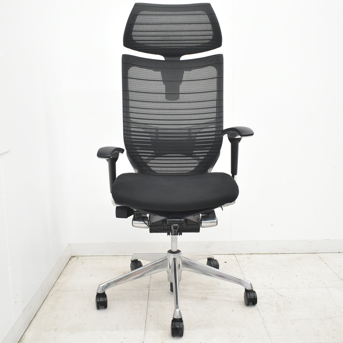 【中古】オカムラ　バロン　エクストラハイバック　可動ヘッドレスト　可動肘（肘パッド新品）グラデーションメッシュ　ランバーサポート　ポリッシュ　ブラック　2026042102【中古オフィス家具】