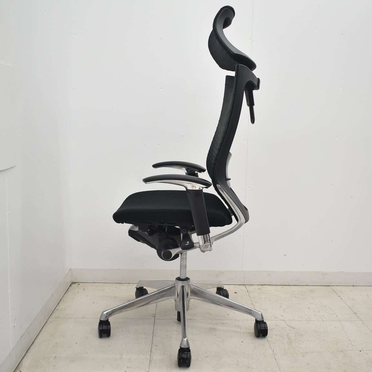 【中古】オカムラ　バロン　エクストラハイバック　可動ヘッドレスト　可動肘（肘パッド新品）グラデーションメッシュ　ランバーサポート　ポリッシュ　ブラック　2026042102【中古オフィス家具】