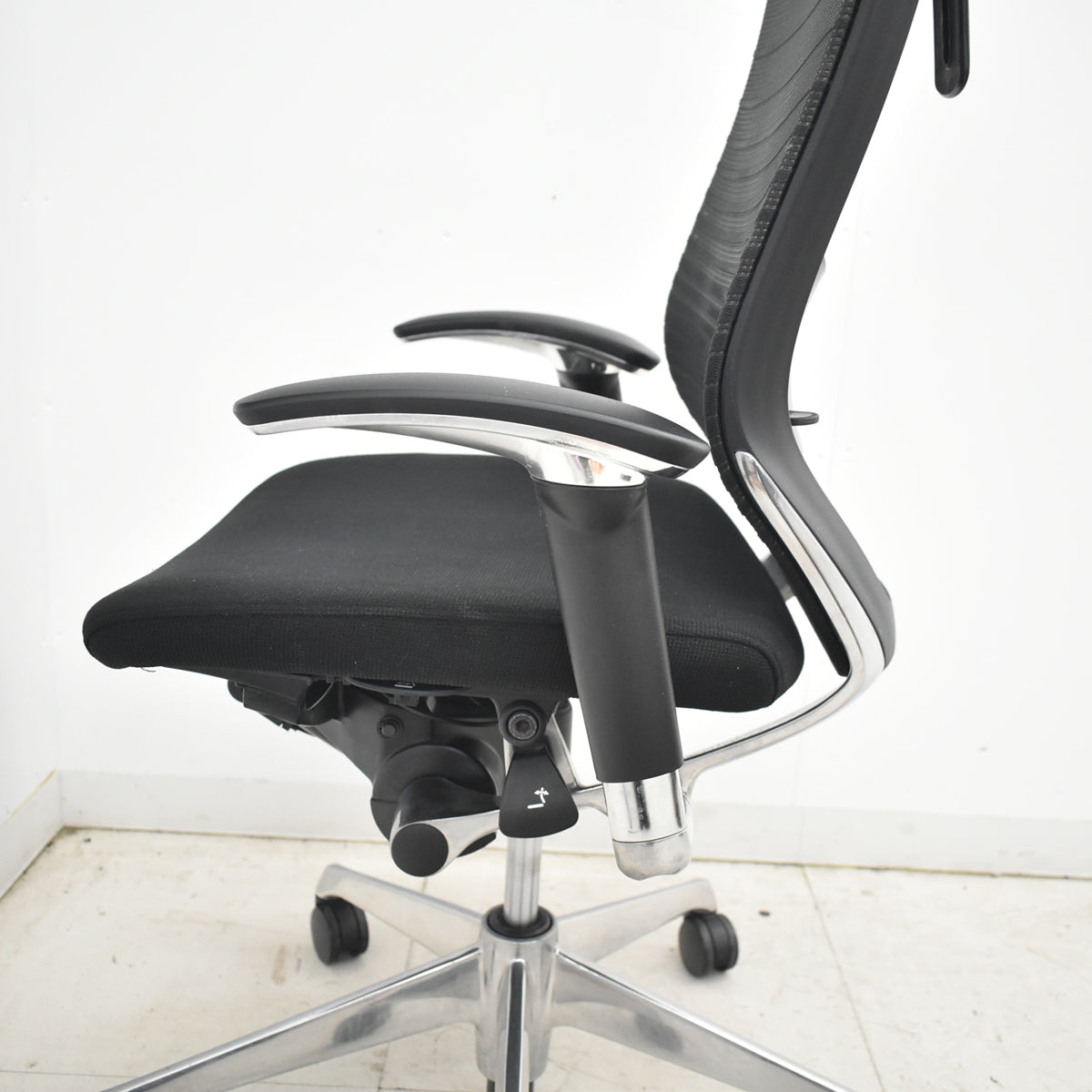 【中古】オカムラ　バロン　エクストラハイバック　可動ヘッドレスト　可動肘（肘パッド新品）グラデーションメッシュ　ランバーサポート　ポリッシュ　ブラック　2026042102【中古オフィス家具】
