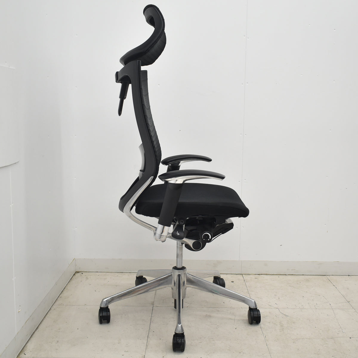 【中古】オカムラ　バロン　エクストラハイバック　可動ヘッドレスト　可動肘（肘パッド新品）グラデーションメッシュ　ランバーサポート　ポリッシュ　ブラック　2026042102【中古オフィス家具】