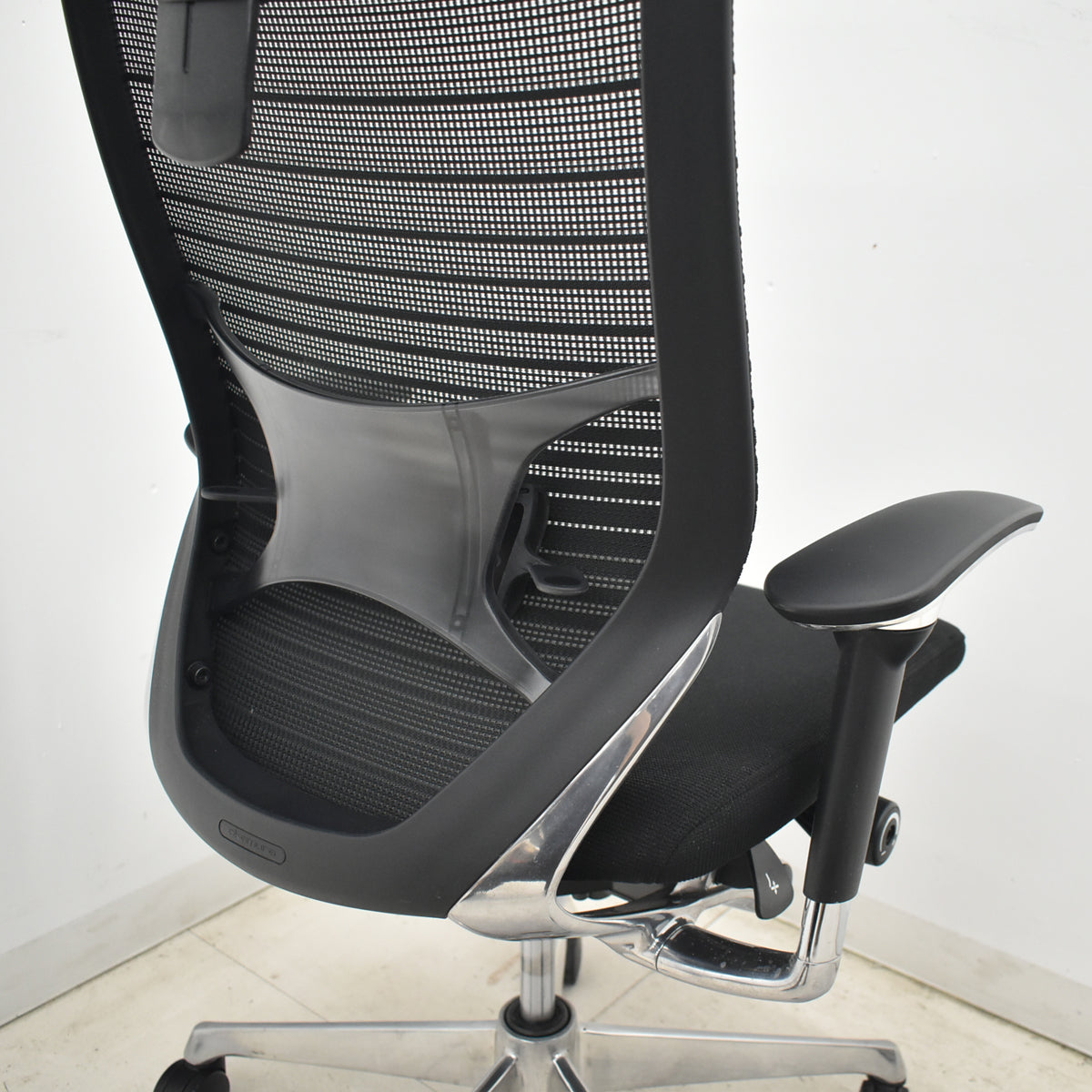 【中古】オカムラ　バロン　エクストラハイバック　可動ヘッドレスト　可動肘（肘パッド新品）グラデーションメッシュ　ランバーサポート　ポリッシュ　ブラック　2026042102【中古オフィス家具】