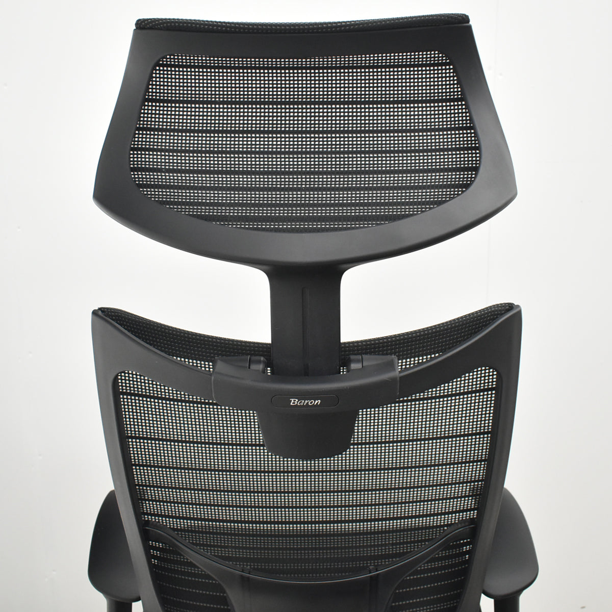 【中古】オカムラ　バロン　エクストラハイバック　可動ヘッドレスト　可動肘（肘パッド新品）グラデーションメッシュ　ランバーサポート　ポリッシュ　ブラック　2026042102【中古オフィス家具】