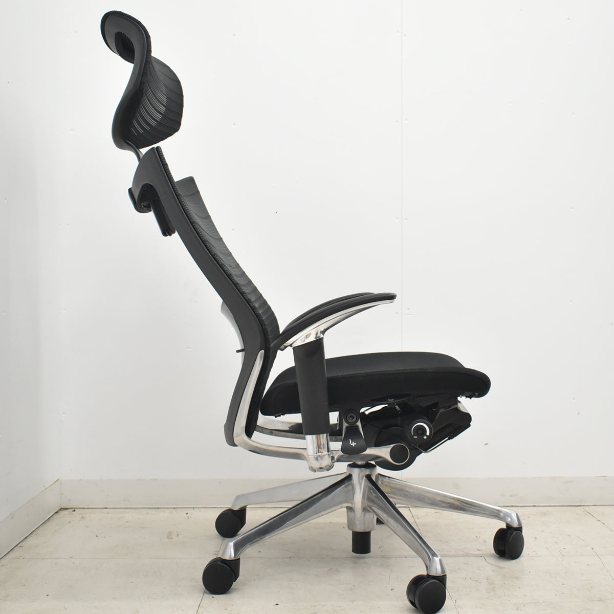 【中古】オカムラ　バロン　エクストラハイバック　可動ヘッドレスト　可動肘（肘パッド新品）グラデーションメッシュ　ランバーサポート　ポリッシュ　ブラック　2026042102【中古オフィス家具】