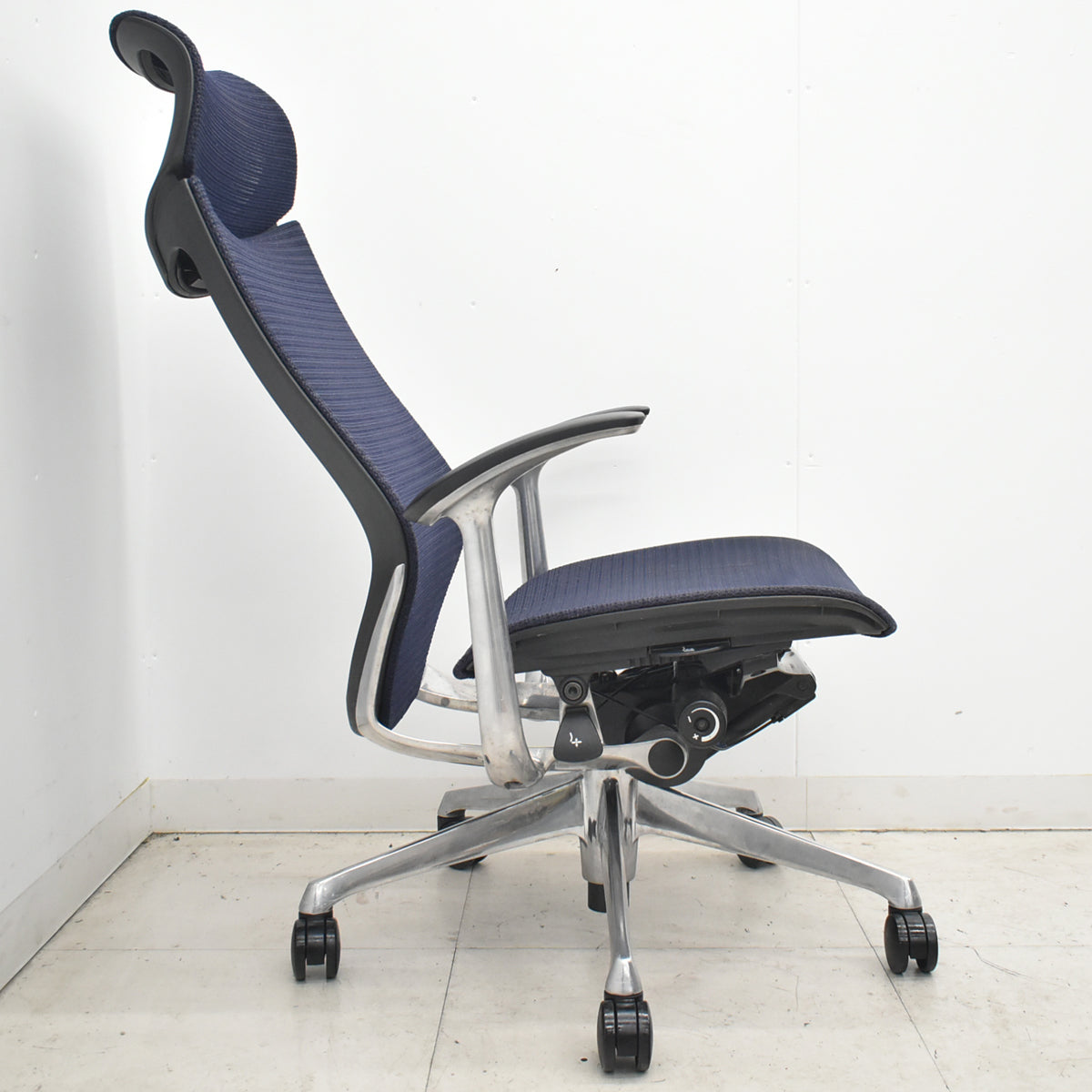 【中古】オカムラ　バロン　エクストラハイバック　固定ヘッドレスト　固定肘（肘パッド新品）ダークブルー　2026042103【中古オフィス家具】
