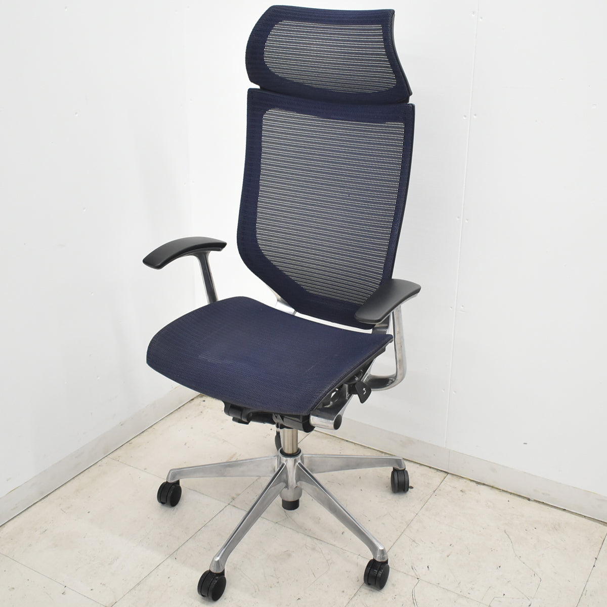【中古】オカムラ　バロン　エクストラハイバック　固定ヘッドレスト　固定肘（肘パッド新品）ダークブルー　2026042103【中古オフィス家具】