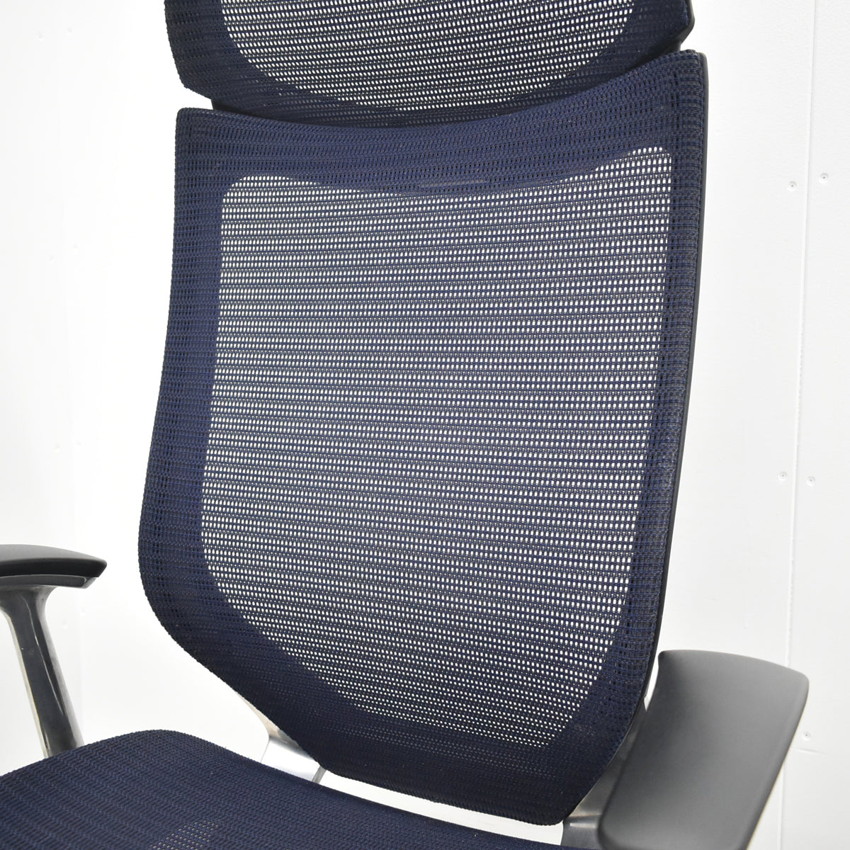 【中古】オカムラ　バロン　エクストラハイバック　固定ヘッドレスト　固定肘（肘パッド新品）ダークブルー　2026042103【中古オフィス家具】