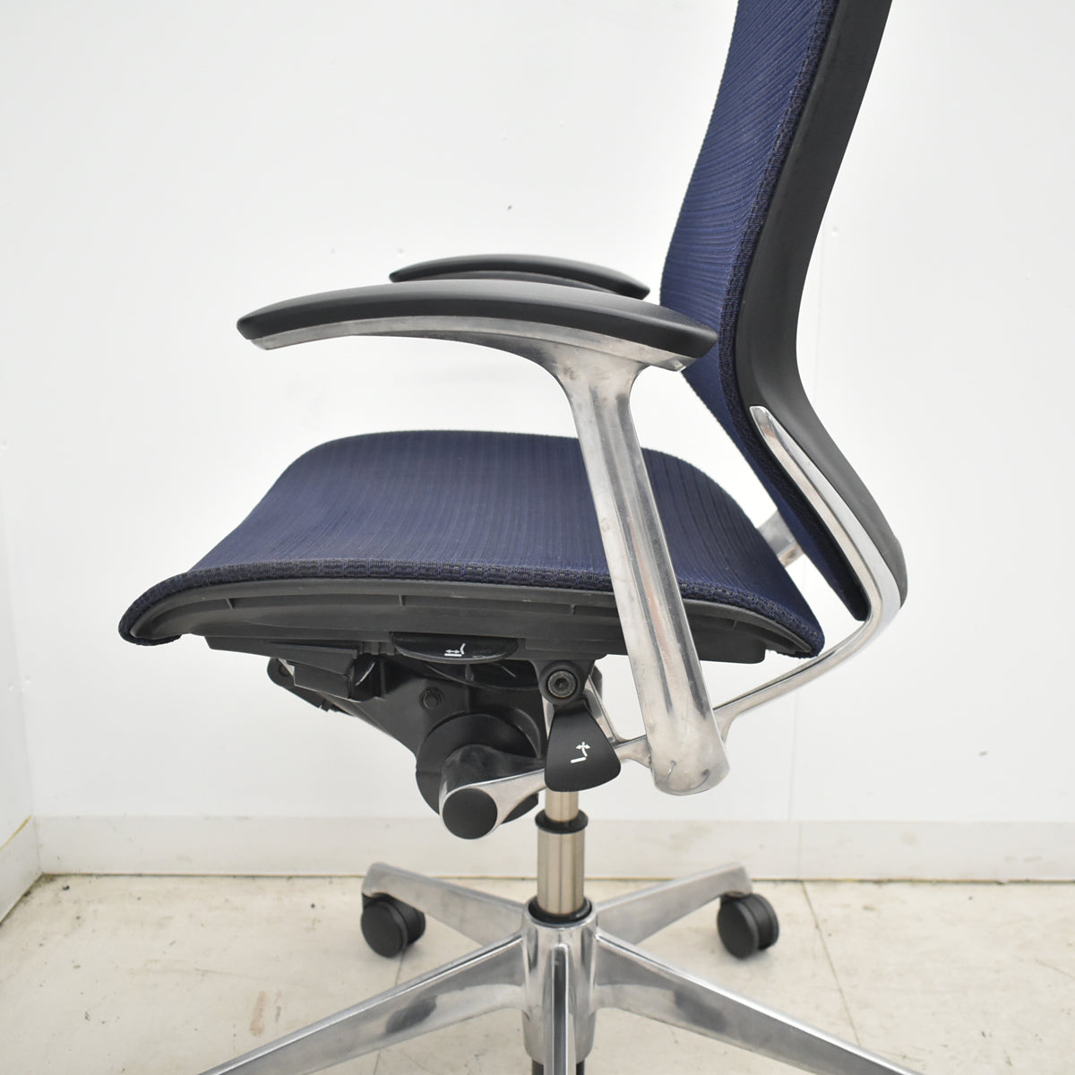 【中古】オカムラ　バロン　エクストラハイバック　固定ヘッドレスト　固定肘（肘パッド新品）ダークブルー　2026042103【中古オフィス家具】