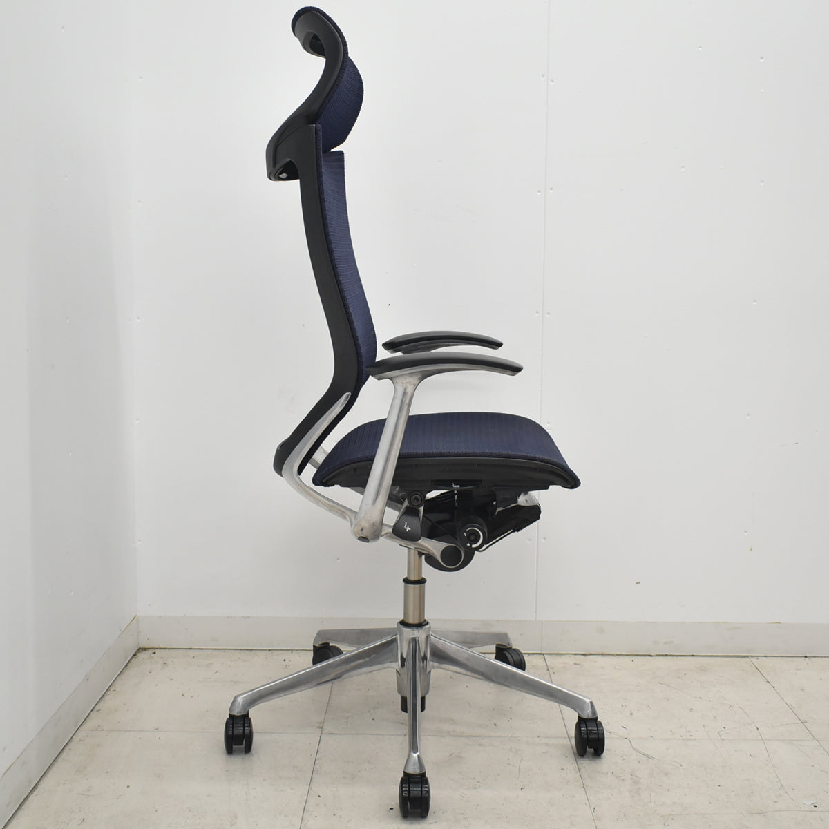 【中古】オカムラ　バロン　エクストラハイバック　固定ヘッドレスト　固定肘（肘パッド新品）ダークブルー　2026042103【中古オフィス家具】