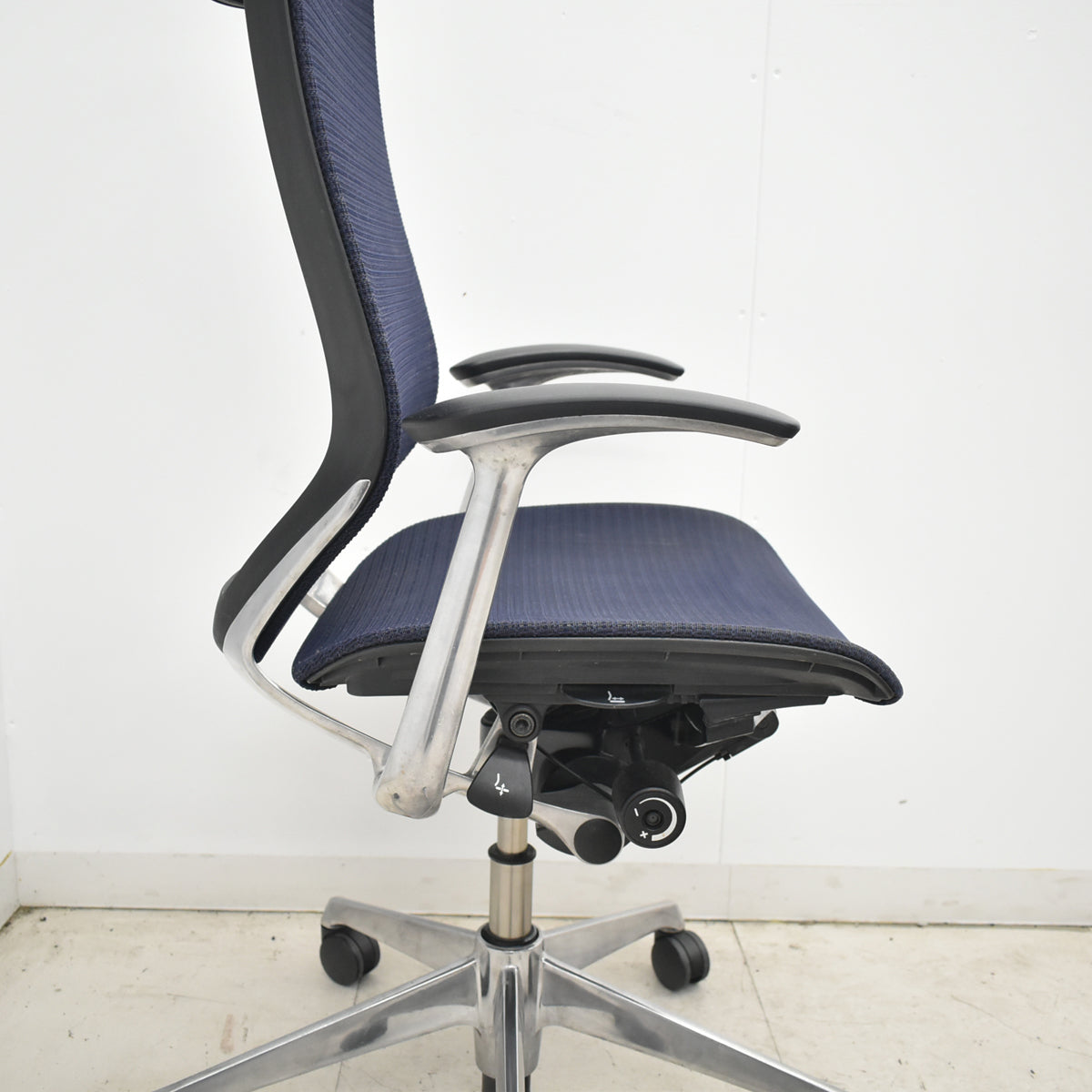 【中古】オカムラ　バロン　エクストラハイバック　固定ヘッドレスト　固定肘（肘パッド新品）ダークブルー　2026042103【中古オフィス家具】