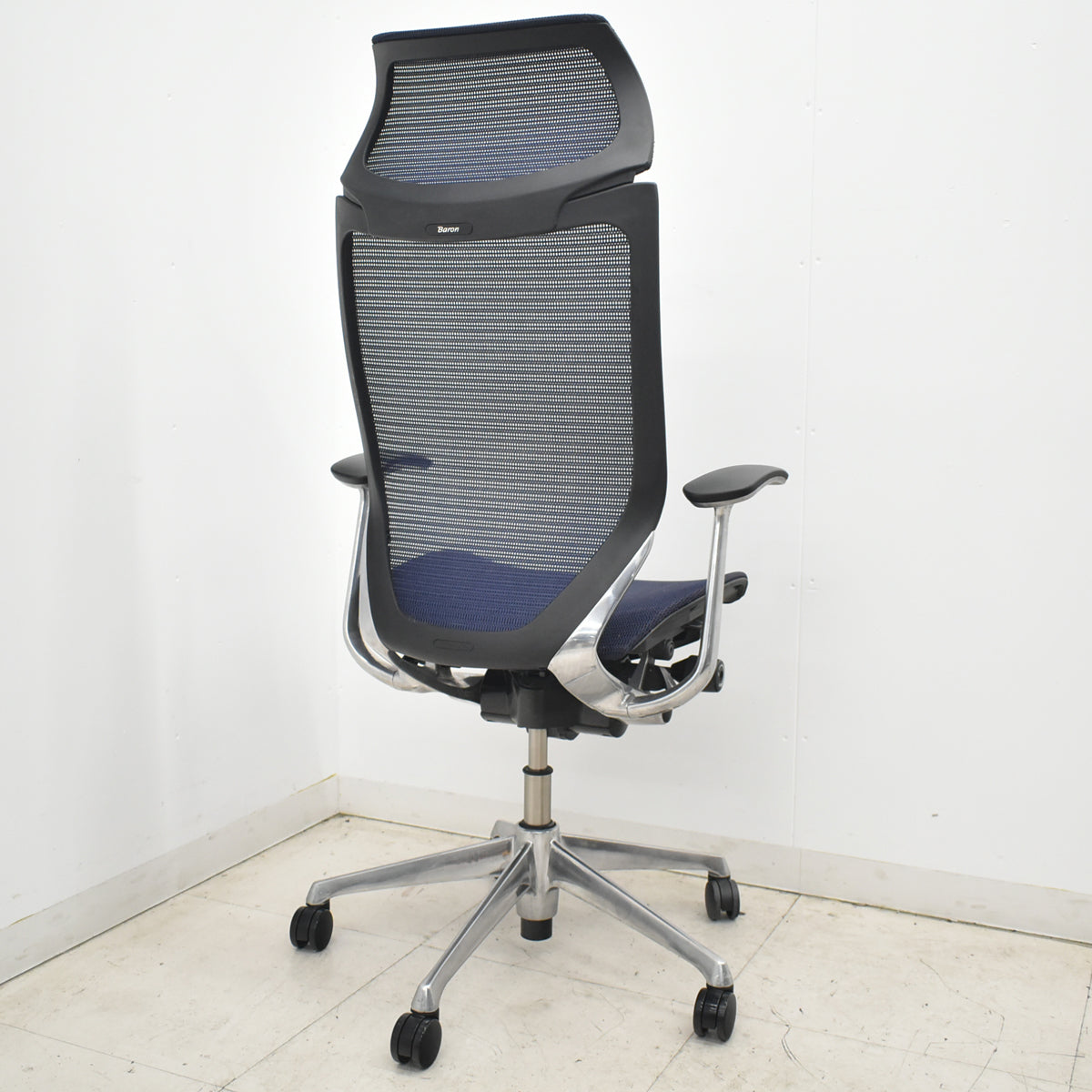 【中古】オカムラ　バロン　エクストラハイバック　固定ヘッドレスト　固定肘（肘パッド新品）ダークブルー　2026042103【中古オフィス家具】