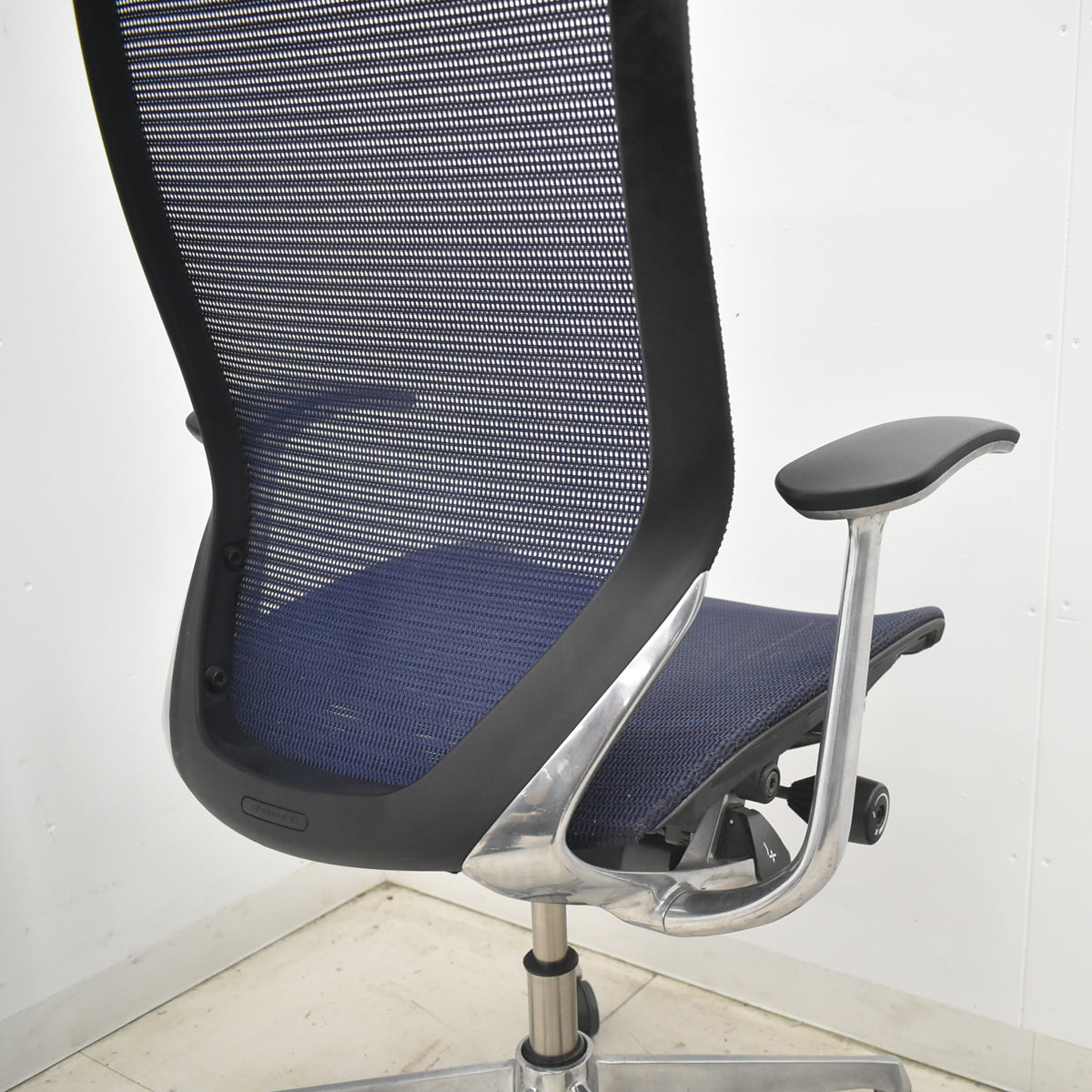 【中古】オカムラ　バロン　エクストラハイバック　固定ヘッドレスト　固定肘（肘パッド新品）ダークブルー　2026042103【中古オフィス家具】