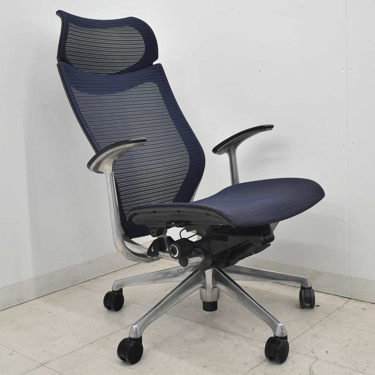【中古】オカムラ　バロン　エクストラハイバック　固定ヘッドレスト　固定肘（肘パッド新品）ダークブルー　2026042103【中古オフィス家具】