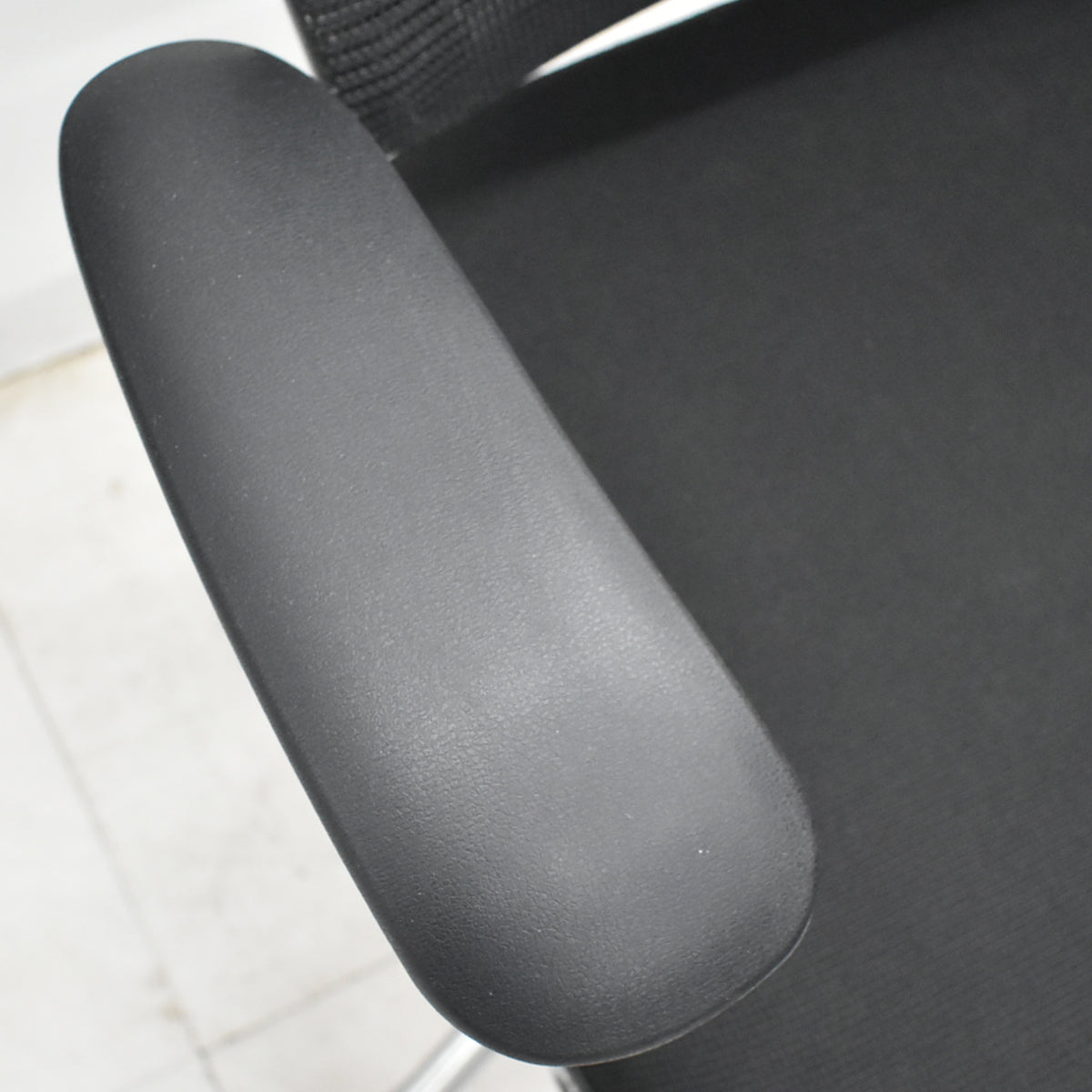 【中古】オカムラ　コンテッサ　ヘッドレスト　可動肘（肘パッド新品）ランバーサポート　ポリッシュ　ブラック　2026042104【中古オフィス家具】