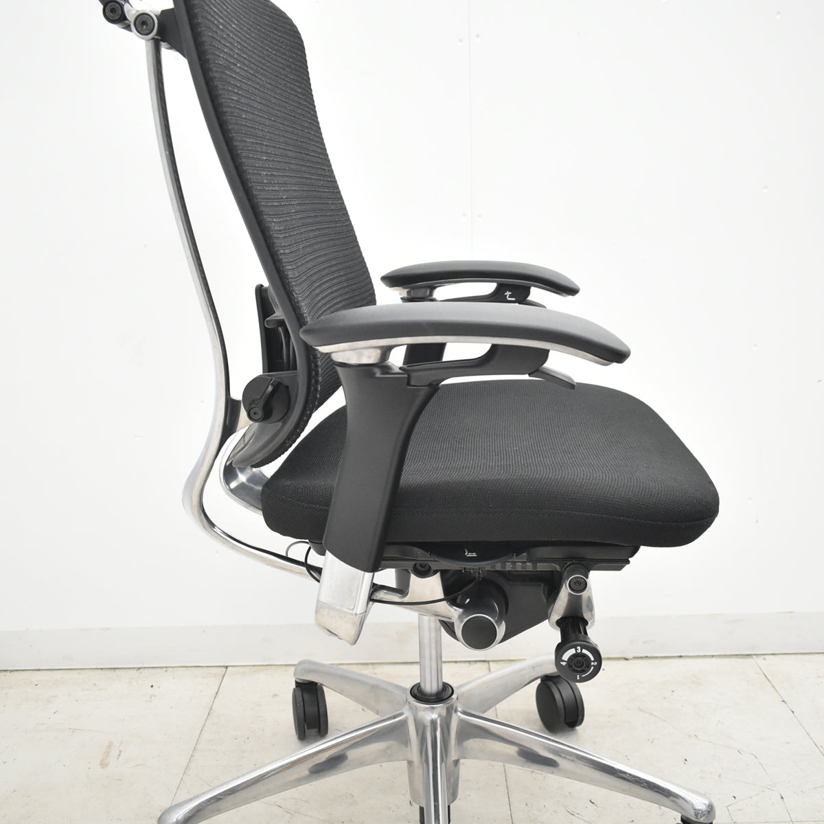 【中古】オカムラ　コンテッサ　ヘッドレスト　可動肘（肘パッド新品）ランバーサポート　ポリッシュ　ブラック　2026042104【中古オフィス家具】