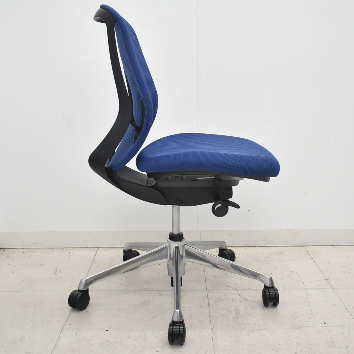 【中古】オカムラ　シルフィー　ローバック　前傾機能　バックカーブアジャスト　肘なし　ポリッシュ　ミディアムブルー　2026042202【中古オフィス家具】