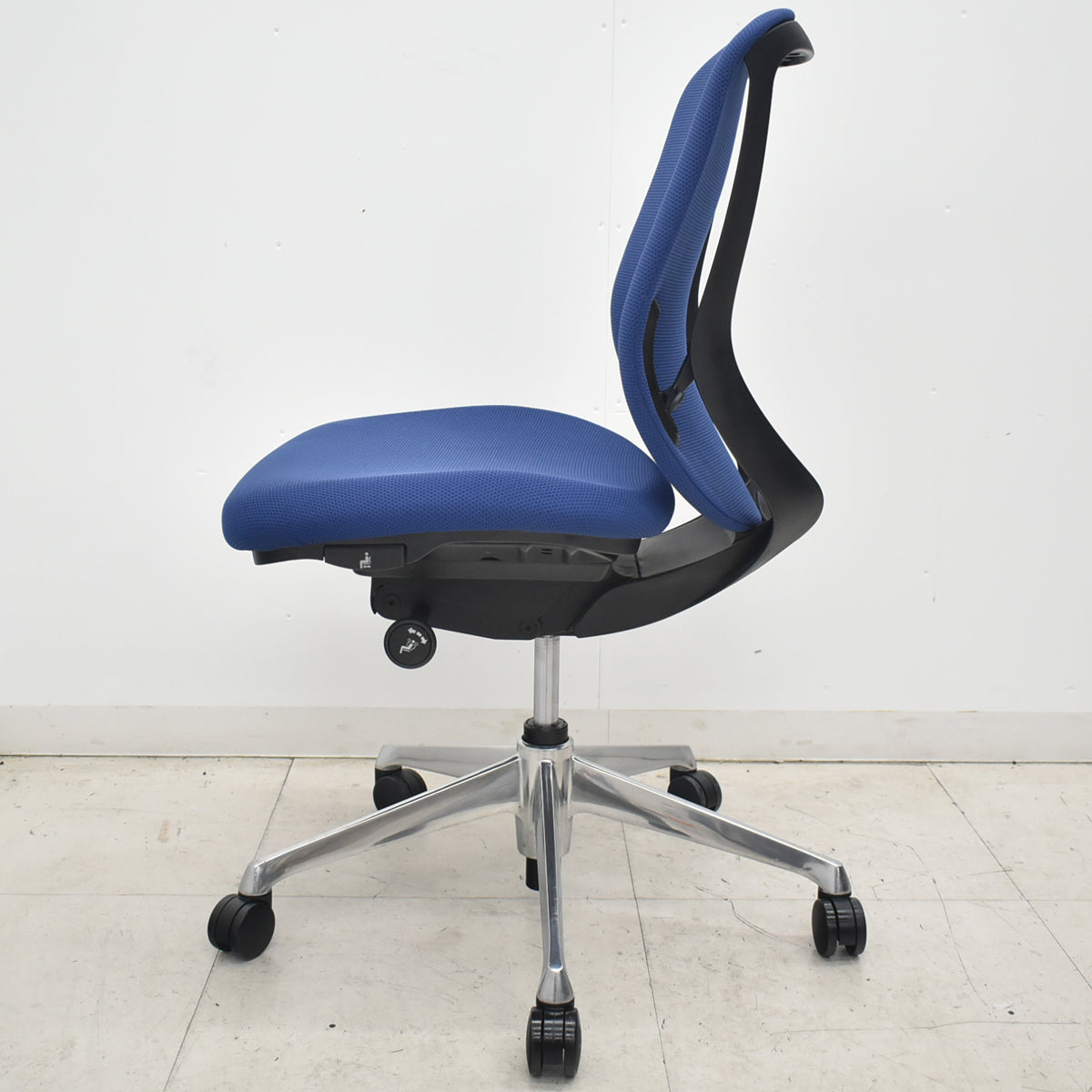 【中古】オカムラ　シルフィー　ローバック　前傾機能　バックカーブアジャスト　肘なし　ポリッシュ　ミディアムブルー　2026042202【中古オフィス家具】