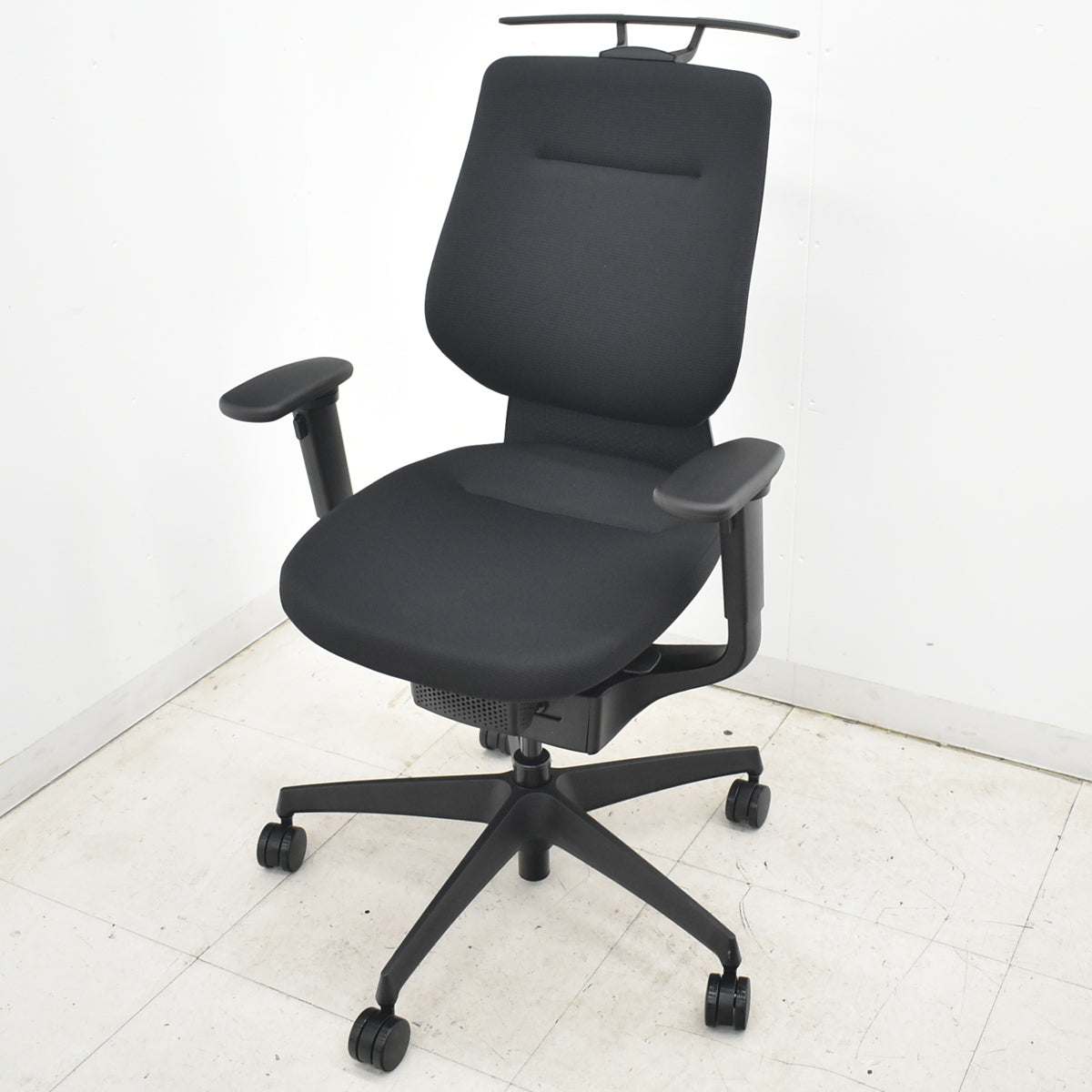 【中古】コクヨ　イング　バーチカルタイプ　可動肘　ハンガー　ブラック　2025年製　2026042205【中古オフィス家具】