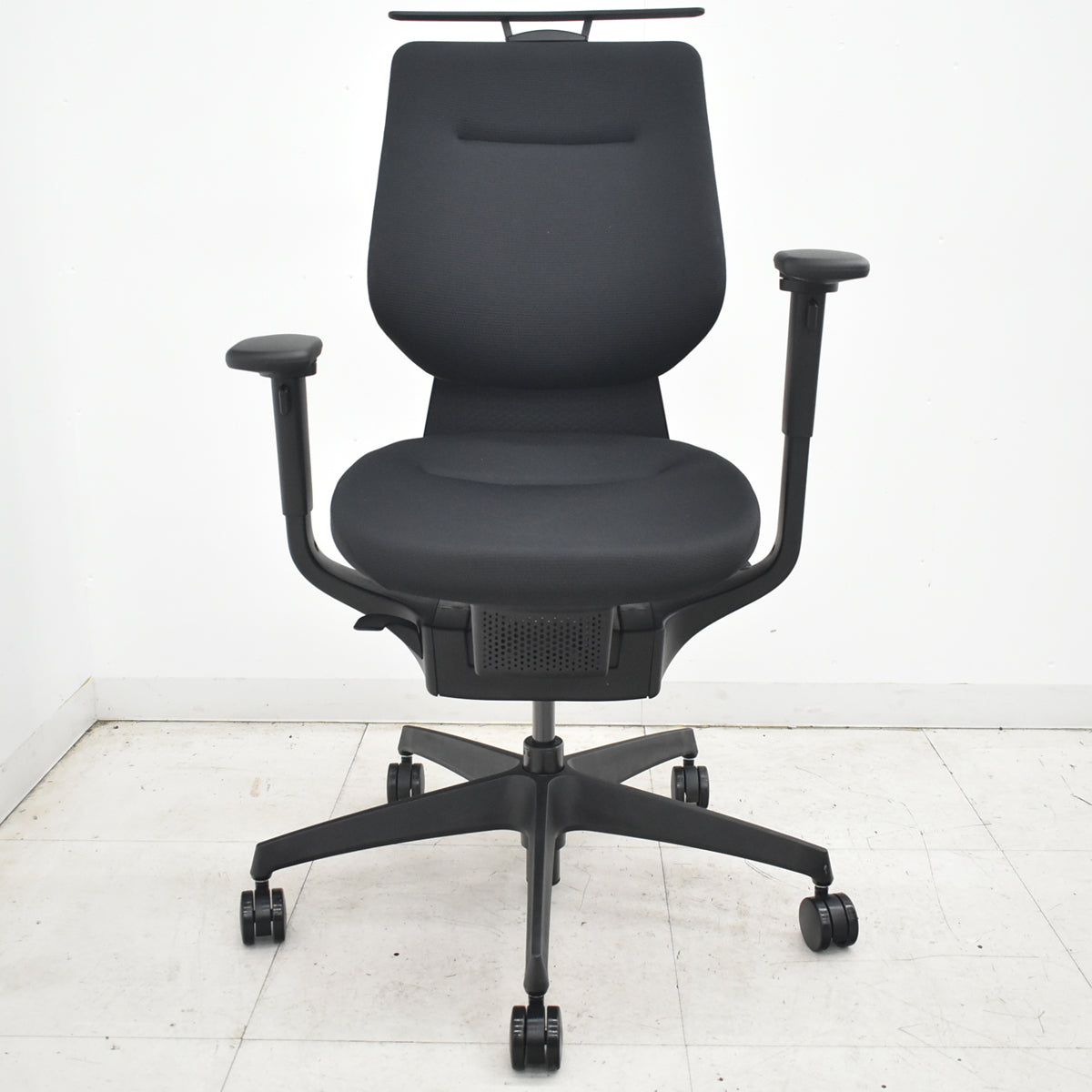 【中古】コクヨ　イング　バーチカルタイプ　可動肘　ハンガー　ブラック　2025年製　2026042205【中古オフィス家具】