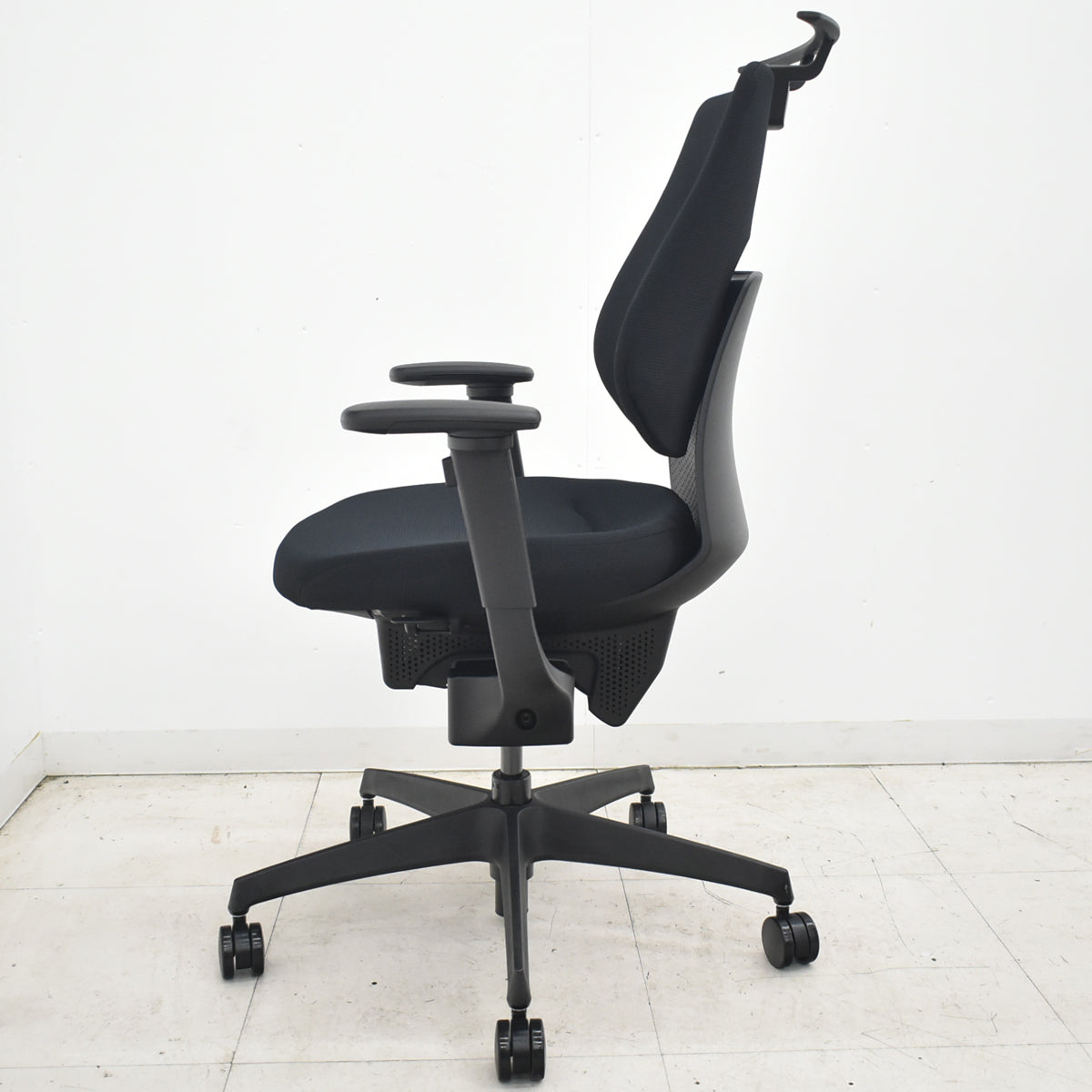 【中古】コクヨ　イング　バーチカルタイプ　可動肘　ハンガー　ブラック　2025年製　2026042205【中古オフィス家具】
