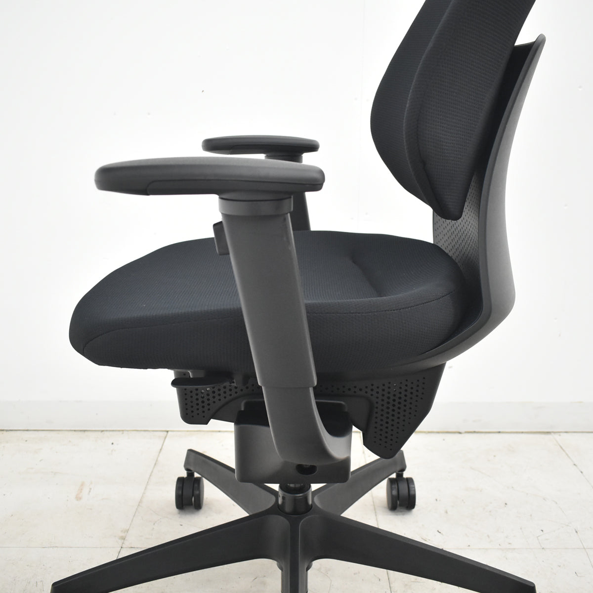 【中古】コクヨ　イング　バーチカルタイプ　可動肘　ハンガー　ブラック　2025年製　2026042205【中古オフィス家具】