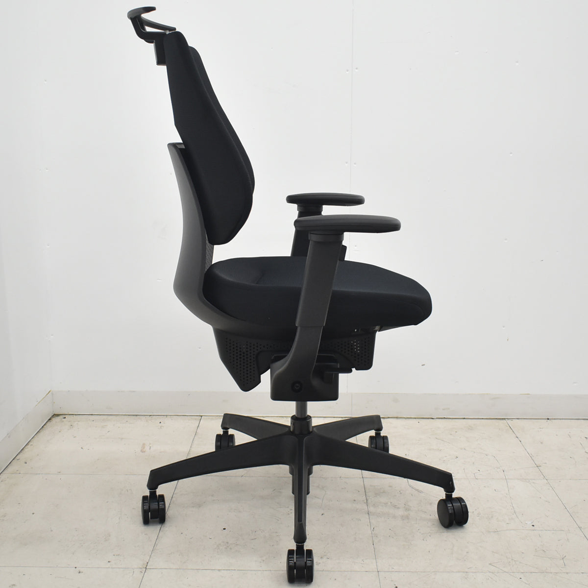 【中古】コクヨ　イング　バーチカルタイプ　可動肘　ハンガー　ブラック　2025年製　2026042205【中古オフィス家具】