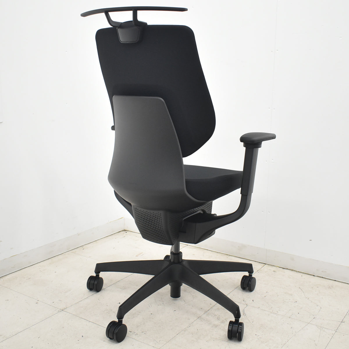 【中古】コクヨ　イング　バーチカルタイプ　可動肘　ハンガー　ブラック　2025年製　2026042205【中古オフィス家具】