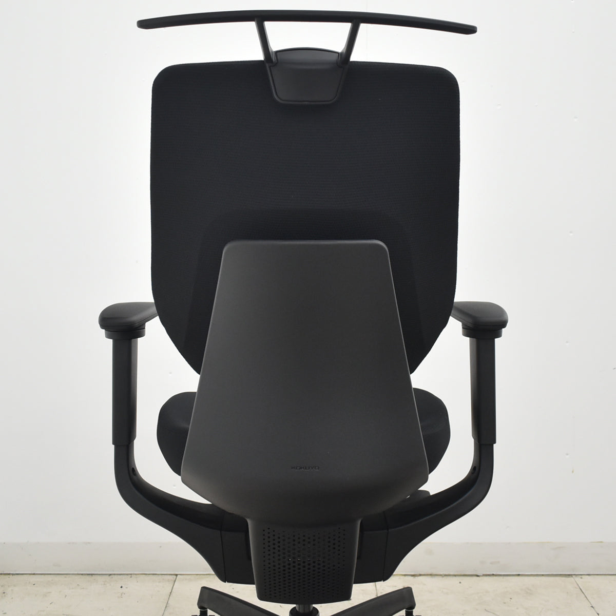 【中古】コクヨ　イング　バーチカルタイプ　可動肘　ハンガー　ブラック　2025年製　2026042205【中古オフィス家具】