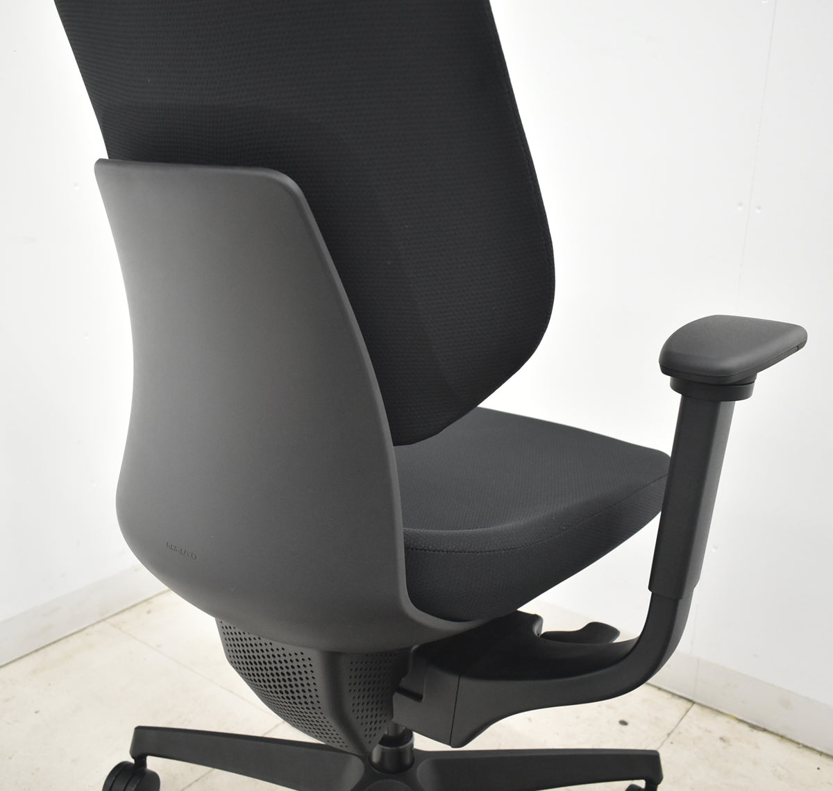 【中古】コクヨ　イング　バーチカルタイプ　可動肘　ハンガー　ブラック　2025年製　2026042205【中古オフィス家具】