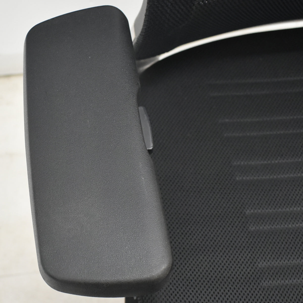 【中古】コクヨ　エアフォート　可動肘　エアランバーサポート　ポリッシュ　ブラック　2026042206【中古オフィス家具】