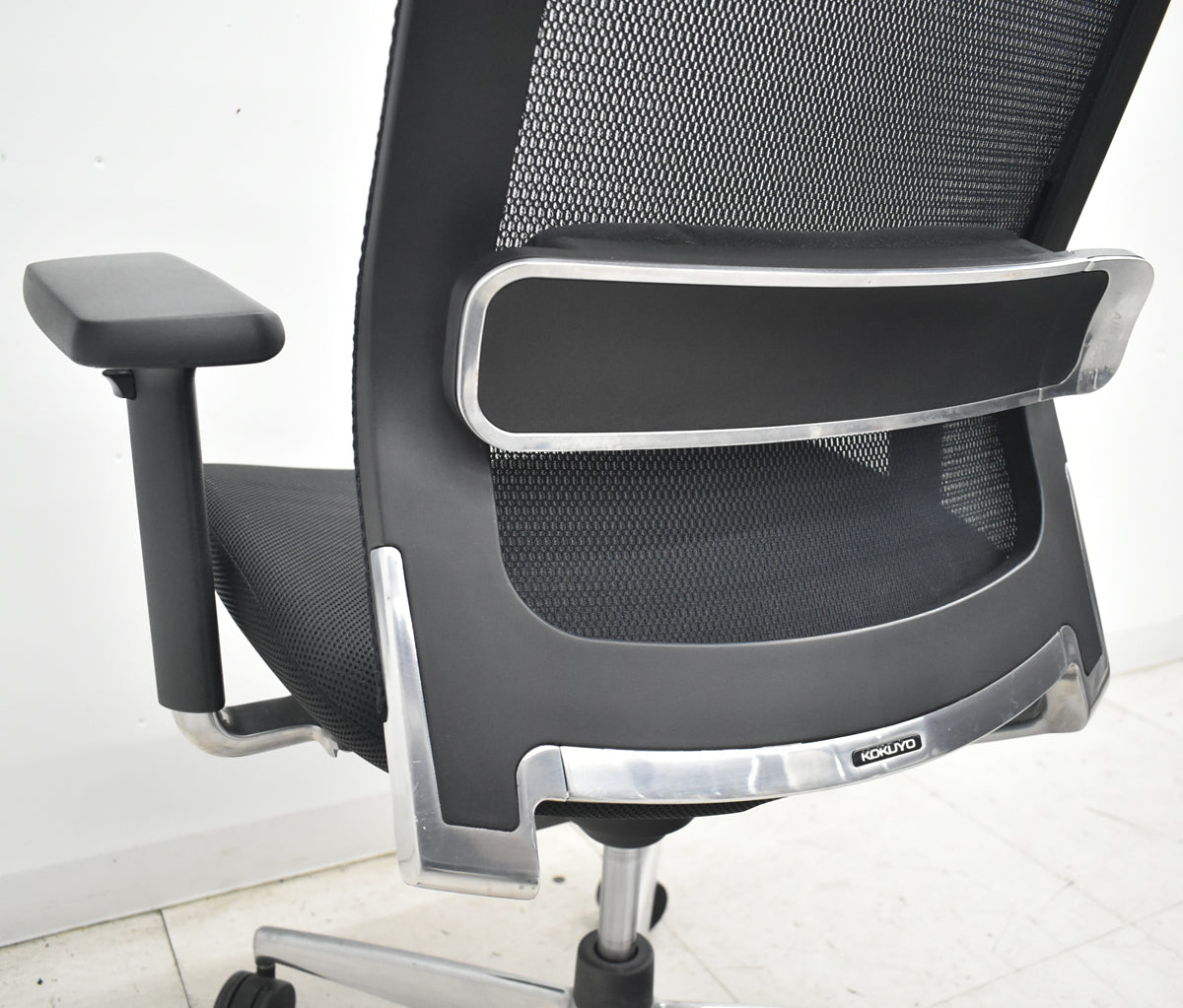 【中古】コクヨ　エアフォート　可動肘　エアランバーサポート　ポリッシュ　ブラック　2026042206【中古オフィス家具】