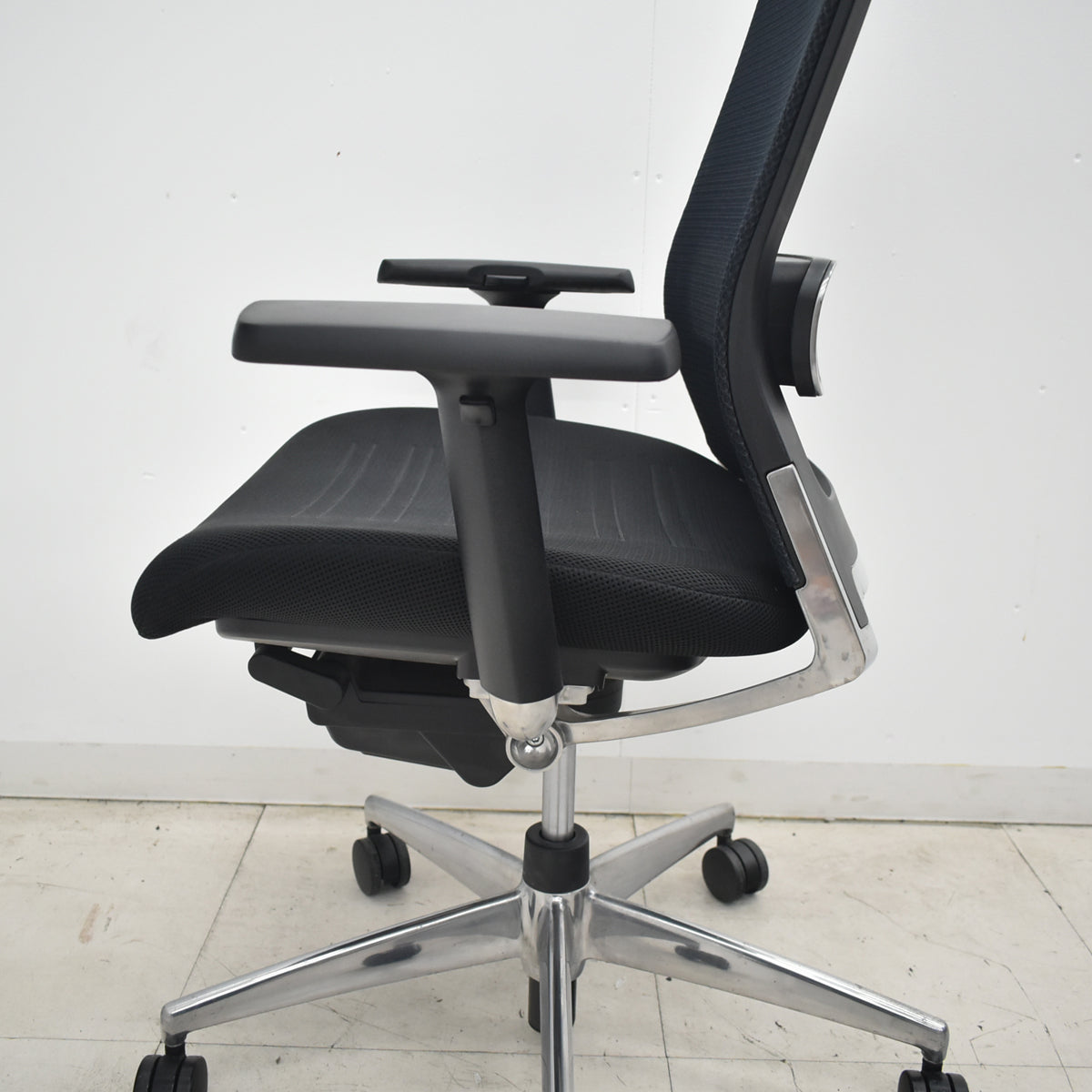 【中古】コクヨ　エアフォート　可動肘　エアランバーサポート　ポリッシュ　ブラック　2026042207【中古オフィス家具】