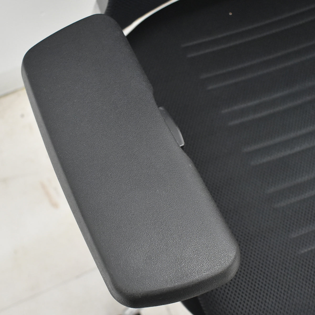 【中古】コクヨ　エアフォート　ヘッドレスト　可動肘　エアランバーサポート　ポリッシュ　ブラック　2026042301【中古オフィス家具】