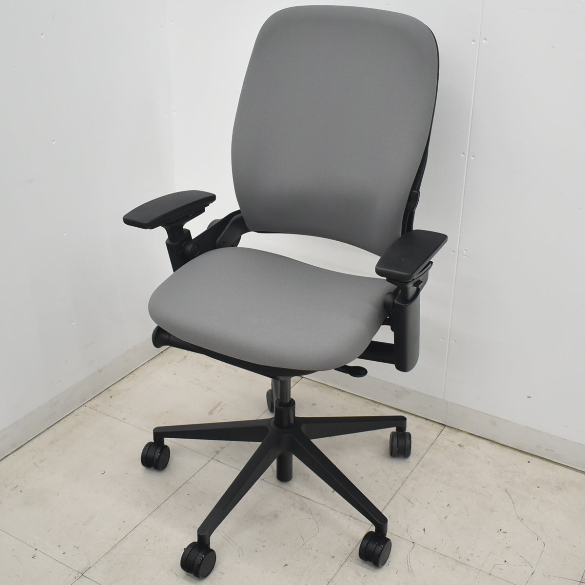 【中古】スチールケース　リープＶ２　APモデル　可動肘　ランバーサポート　グレー　2026042303【中古オフィス家具】