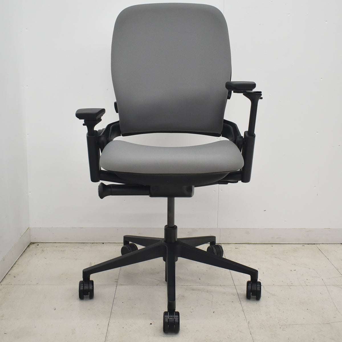 【中古】スチールケース　リープＶ２　APモデル　可動肘　ランバーサポート　グレー　2026042303【中古オフィス家具】
