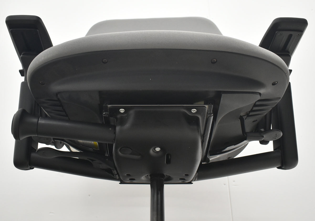 【中古】スチールケース　リープＶ２　APモデル　可動肘　ランバーサポート　グレー　2026042303【中古オフィス家具】