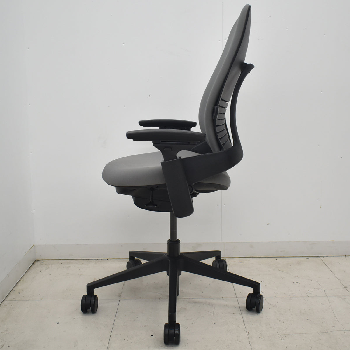 【中古】スチールケース　リープＶ２　APモデル　可動肘　ランバーサポート　グレー　2026042303【中古オフィス家具】
