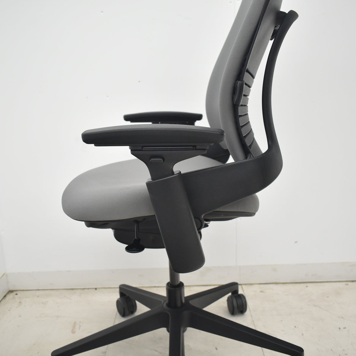 【中古】スチールケース　リープＶ２　APモデル　可動肘　ランバーサポート　グレー　2026042303【中古オフィス家具】