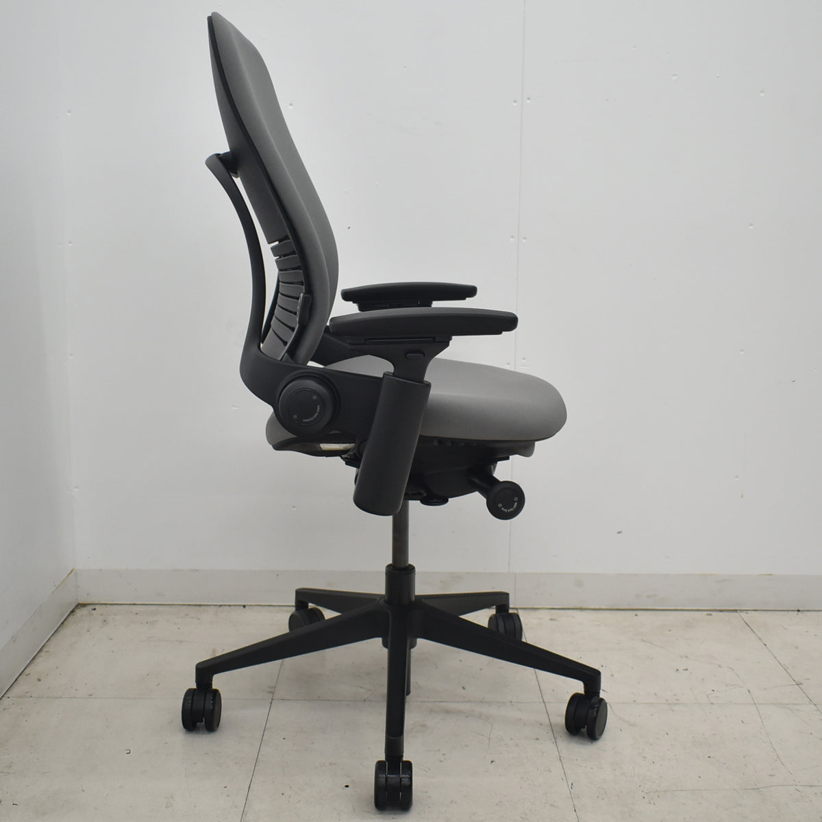 【中古】スチールケース　リープＶ２　APモデル　可動肘　ランバーサポート　グレー　2026042303【中古オフィス家具】