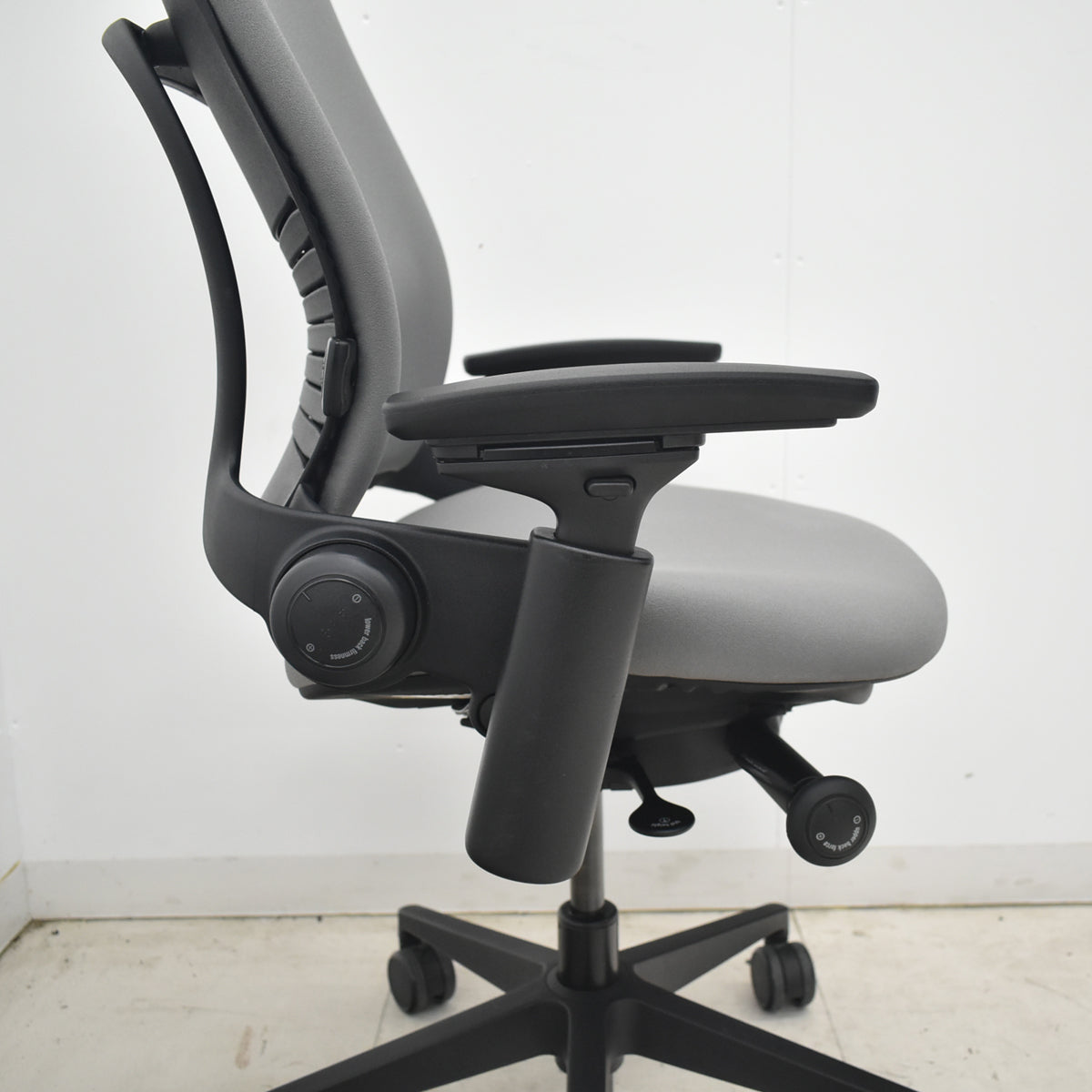 【中古】スチールケース　リープＶ２　APモデル　可動肘　ランバーサポート　グレー　2026042303【中古オフィス家具】