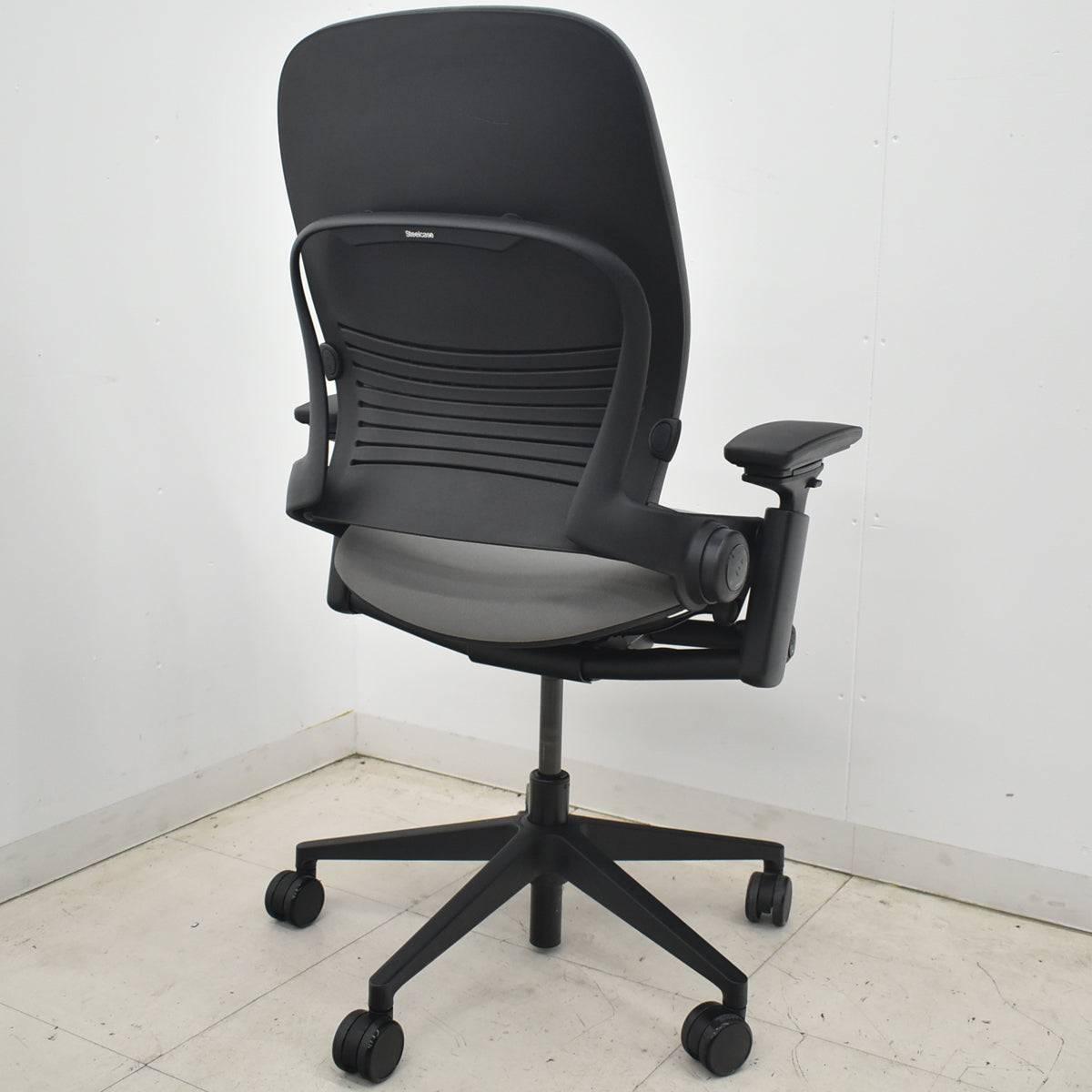 【中古】スチールケース　リープＶ２　APモデル　可動肘　ランバーサポート　グレー　2026042303【中古オフィス家具】