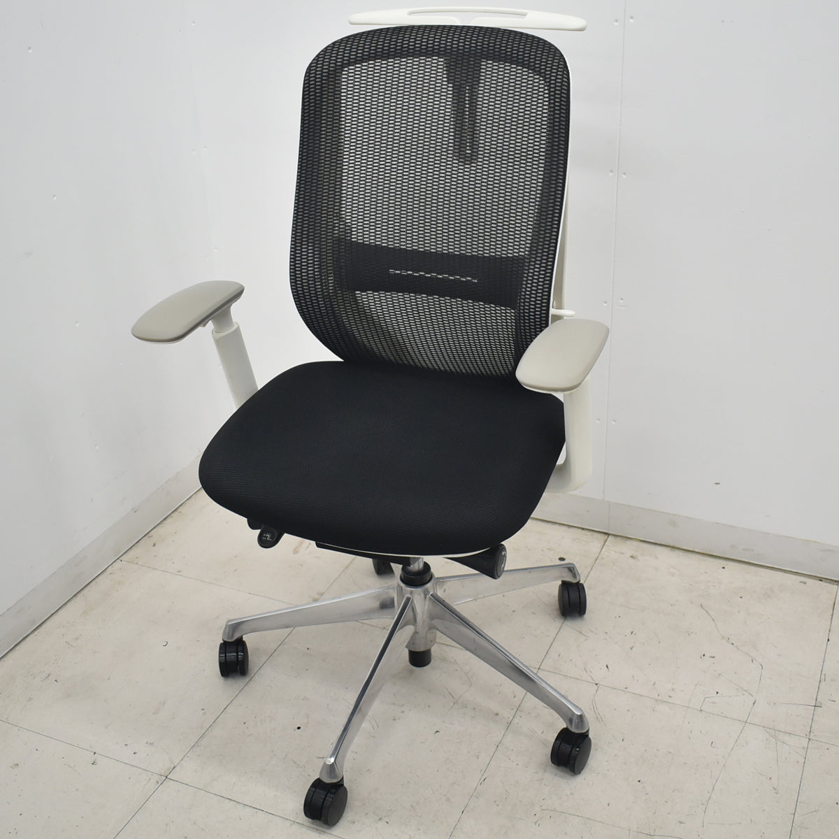 av　オカムラ　シルフィーチェア　ローバック　固定肘　前傾機能　メッシュ　中古品 中古】オカムラ シルフィー ハイバック 可動肘 ハンガー 前傾機能