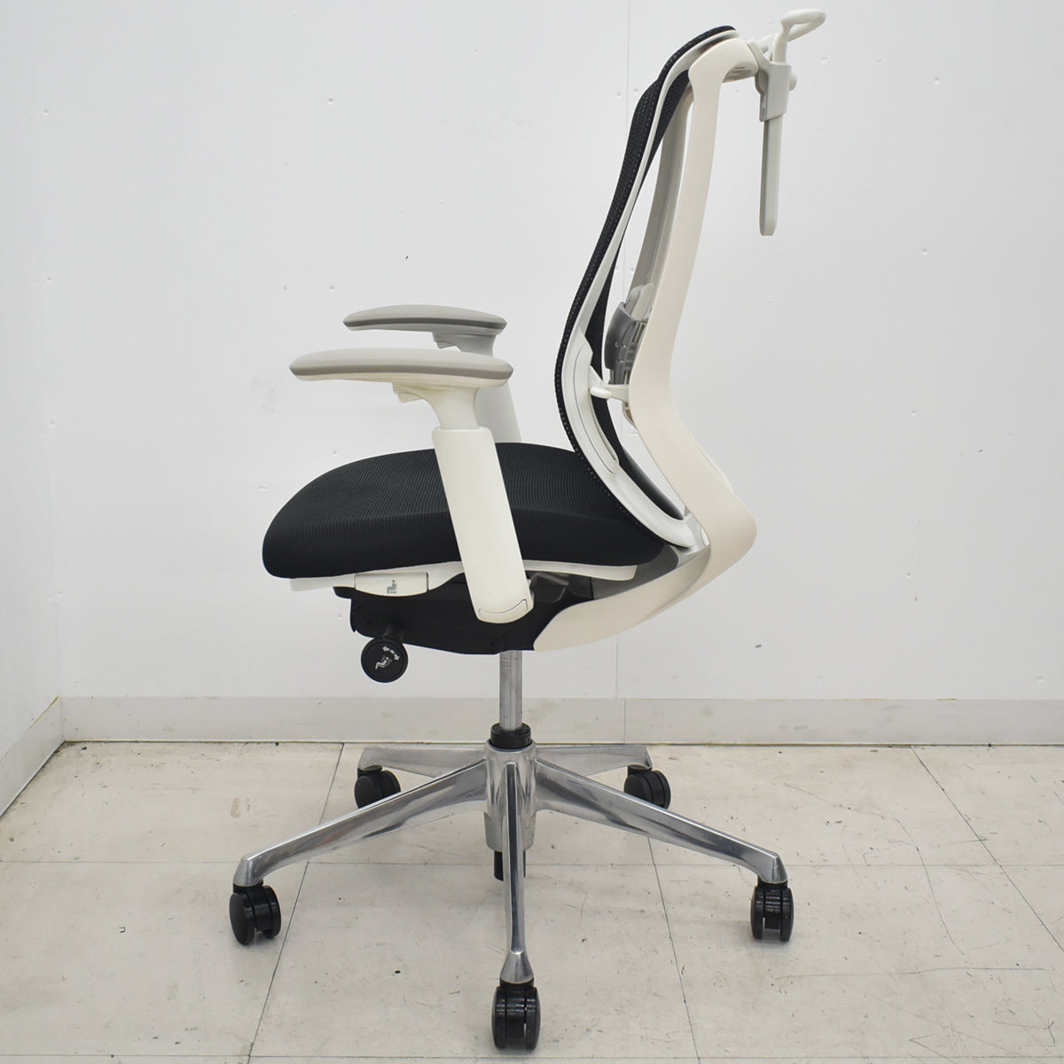 【中古】オカムラ　シルフィー　ハイバック　可動肘　ハンガー　前傾機能　バックカーブアジャスト　ポリッシュ　ランバーサポート　2020年製　ブラック　2026042304【中古オフィス家具】