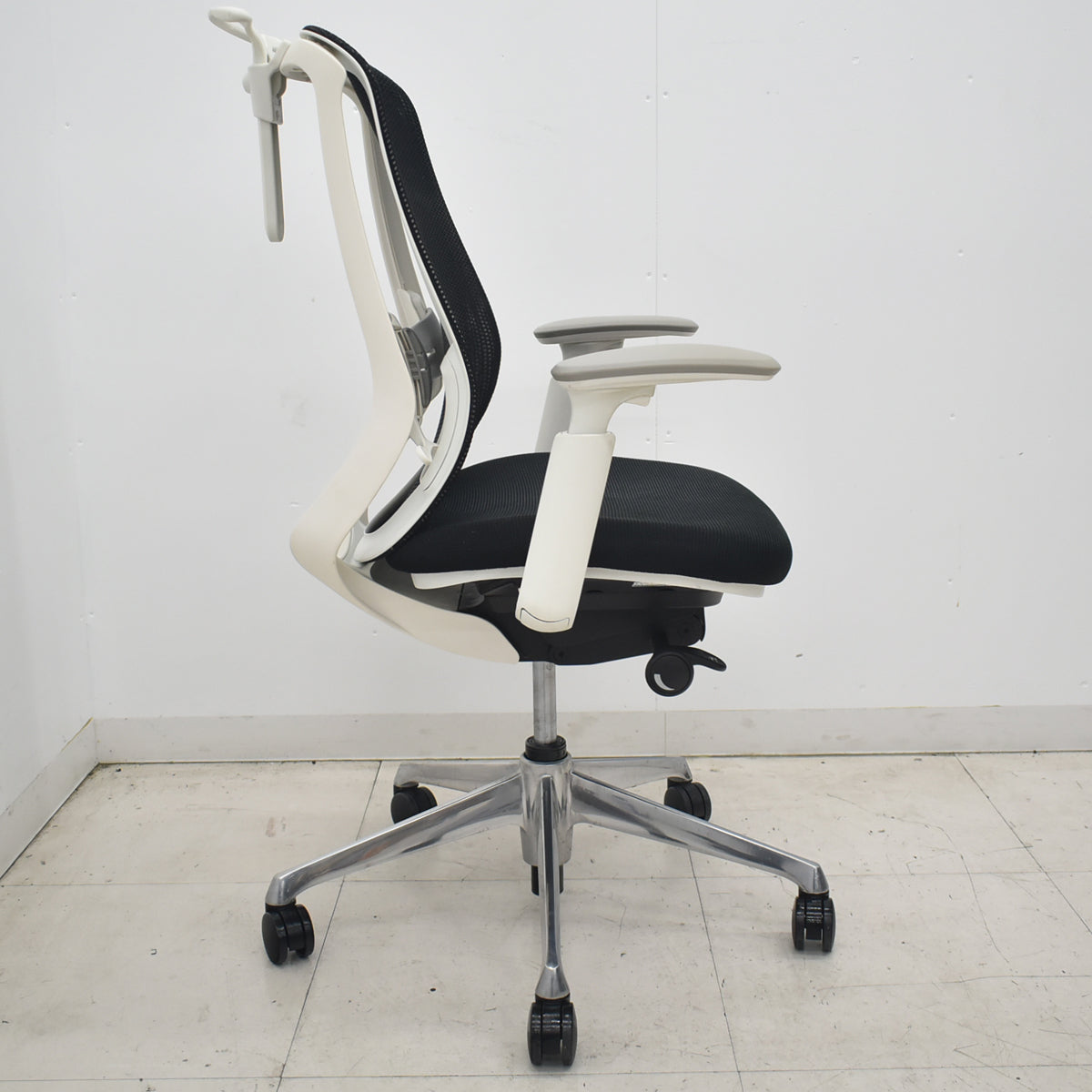 【中古】オカムラ　シルフィー　ハイバック　可動肘　ハンガー　前傾機能　バックカーブアジャスト　ポリッシュ　ランバーサポート　2020年製　ブラック　2026042304【中古オフィス家具】
