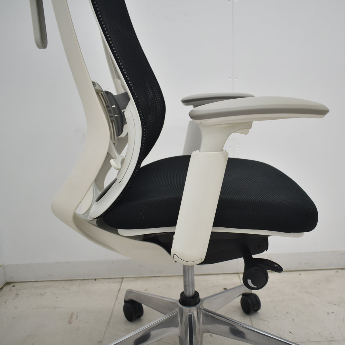 【中古】オカムラ　シルフィー　ハイバック　可動肘　ハンガー　前傾機能　バックカーブアジャスト　ポリッシュ　ランバーサポート　2020年製　ブラック　2026042304【中古オフィス家具】