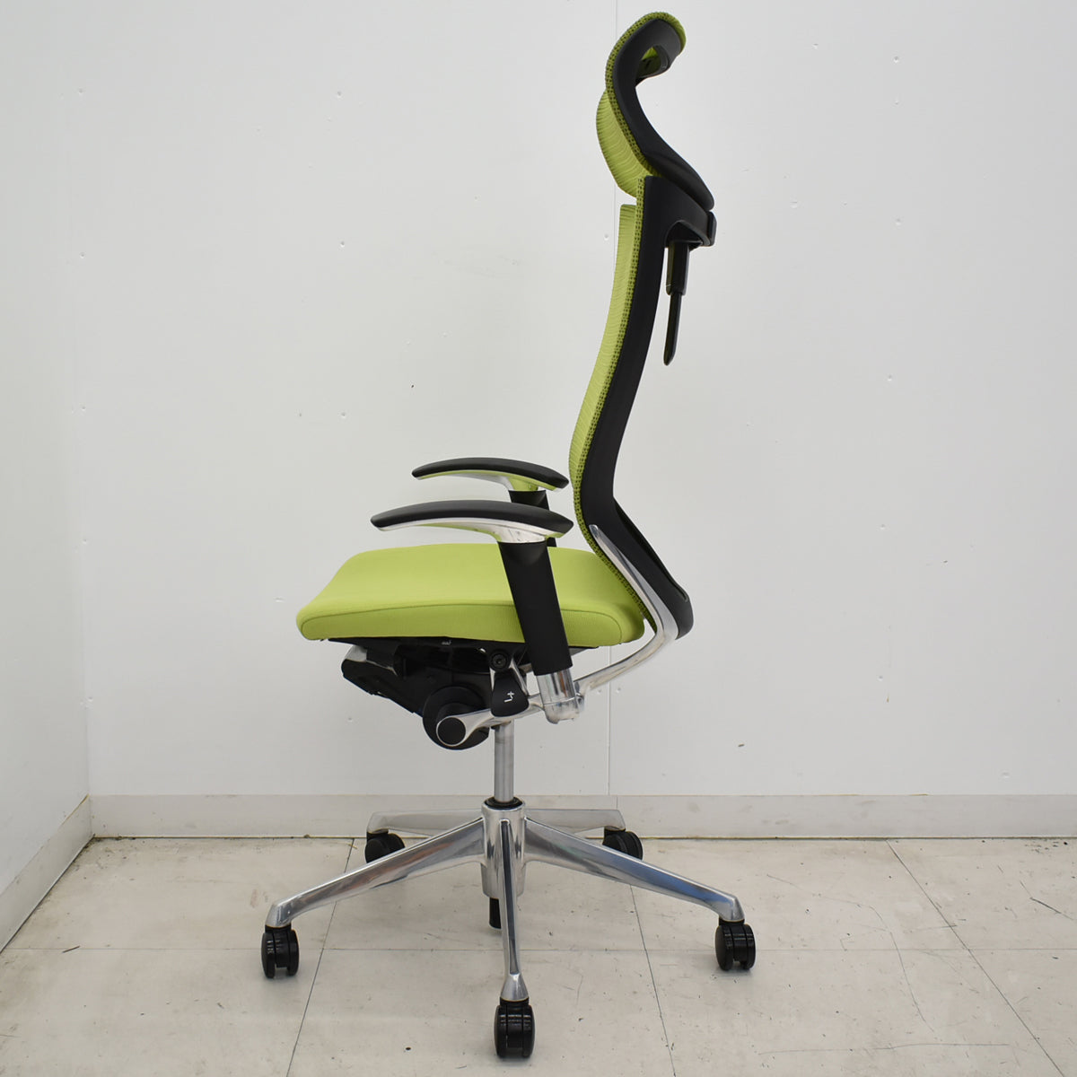 【中古】オカムラ　バロン　エクストラハイバック　可動肘　可動ヘッドレスト　ポリッシュ　ライムグリーン　2026050903【中古オフィス家具】