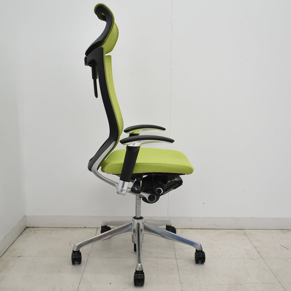 【中古】オカムラ　バロン　エクストラハイバック　可動肘　可動ヘッドレスト　ポリッシュ　ライムグリーン　2026050903【中古オフィス家具】